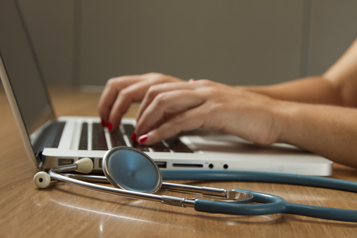 Material e estetoscópio de Medicina